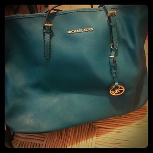 - large super cute 🥰 Micheal kors large turquoise purse